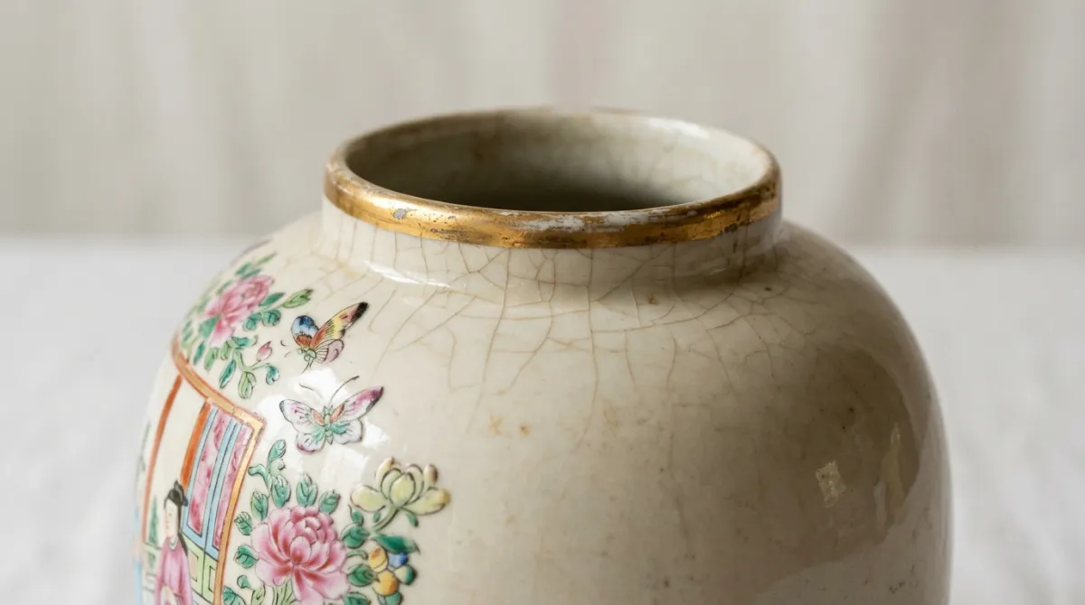 Macro of a ginger jar shoulder showing gilt wear and glaze