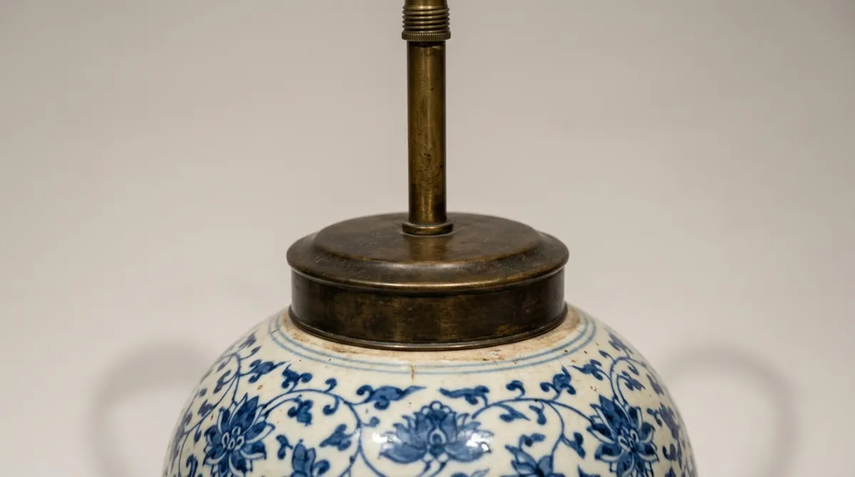 The metal cap and fitting on top of a jar lamp